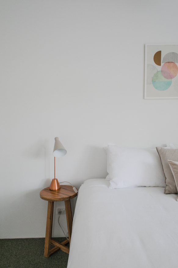 Sådan finder du det perfekte sengebord til dit soveværelse
